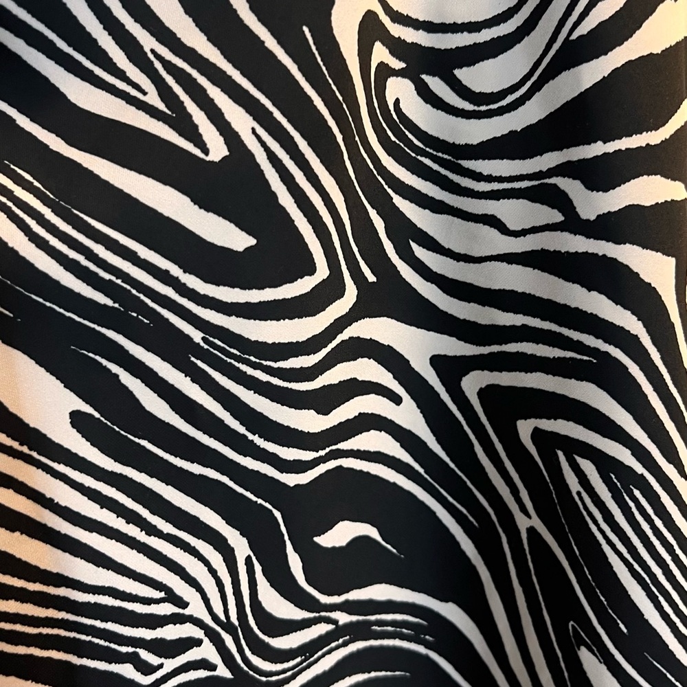 Black & White Zebra Print H&M Dress Perfect for Vacation! 🏝️⛱️☀️🕶️ - Picture 6 of 9